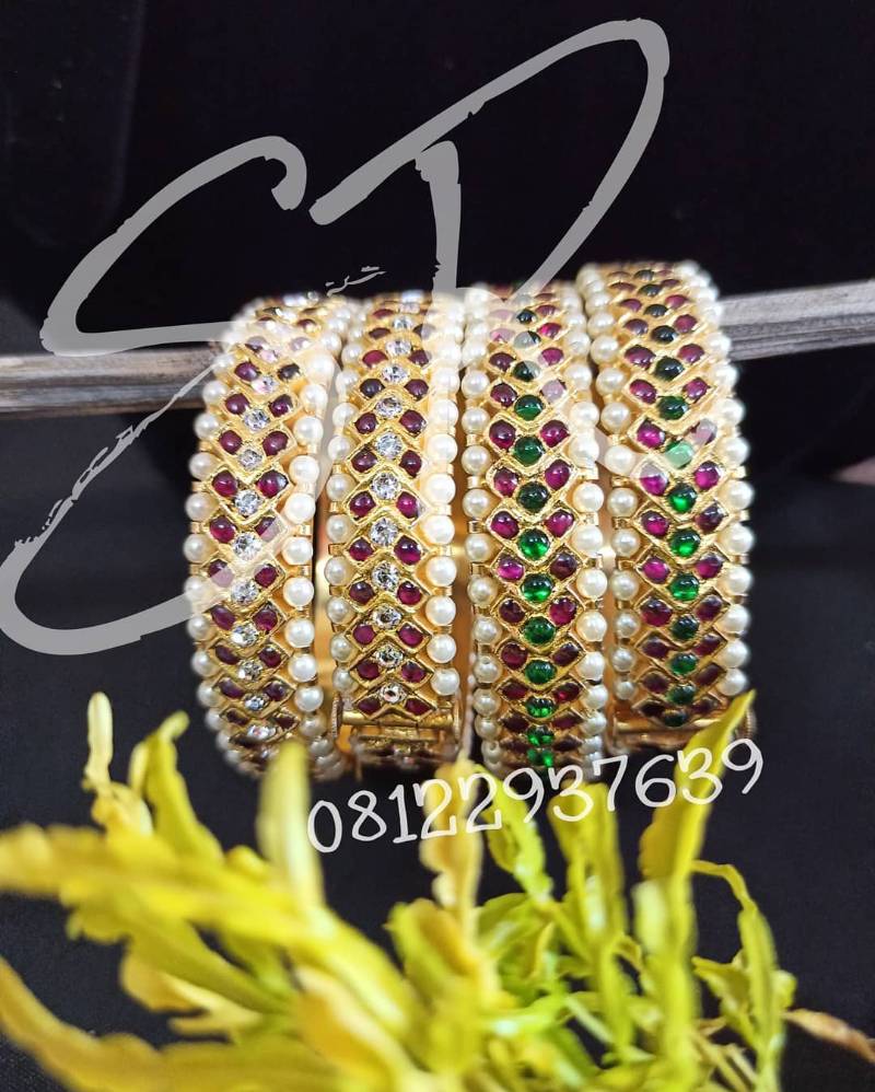 V. Bangle (3 Stone)